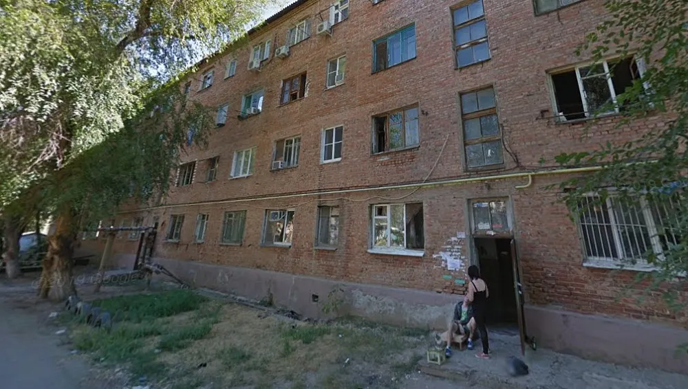 Бывшее общежитие на Пороховой в Астрахани полыхает днем и ночью