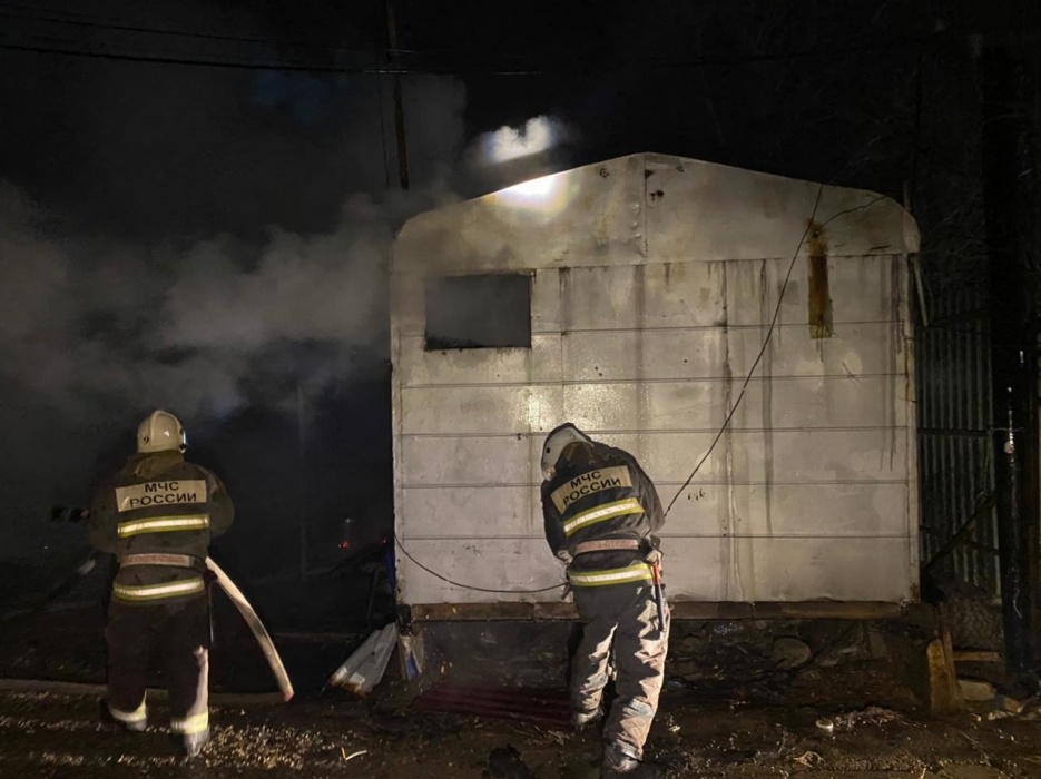 В Астрахани сгорела баня, есть пострадавший