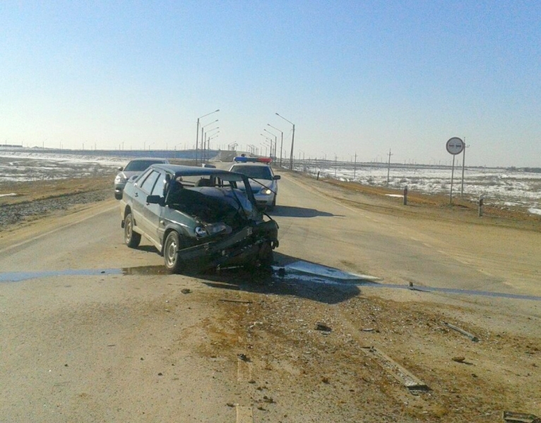 На астраханской трассе столкнулись легковой автомобиль и грузовик