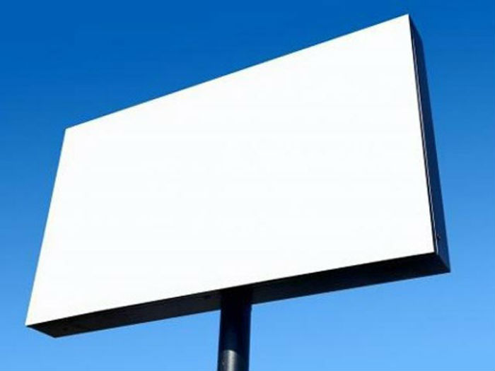 С начала месяца в Астрахани демонтировали свыше 90 незаконных рекламных конструкций