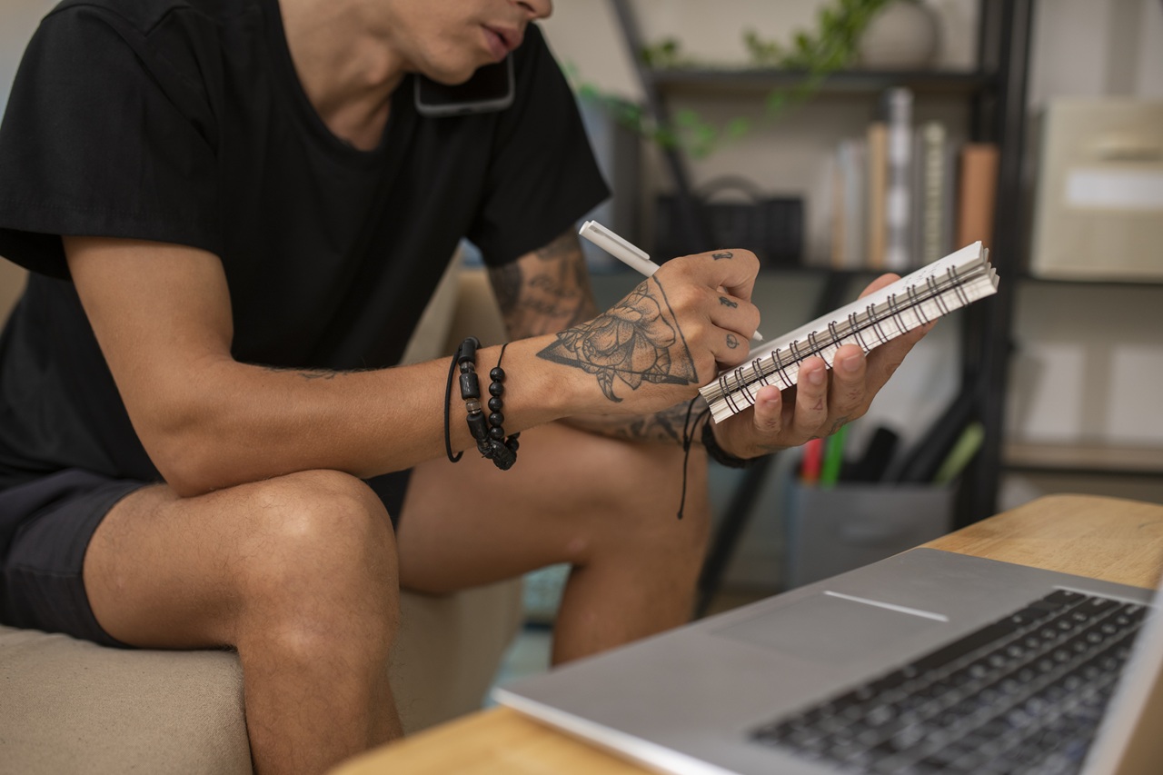 Астраханский суд наказал тату-мастера за плохие рисунки 