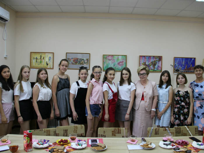 Областные депутаты поощряют успехи юных астраханцев