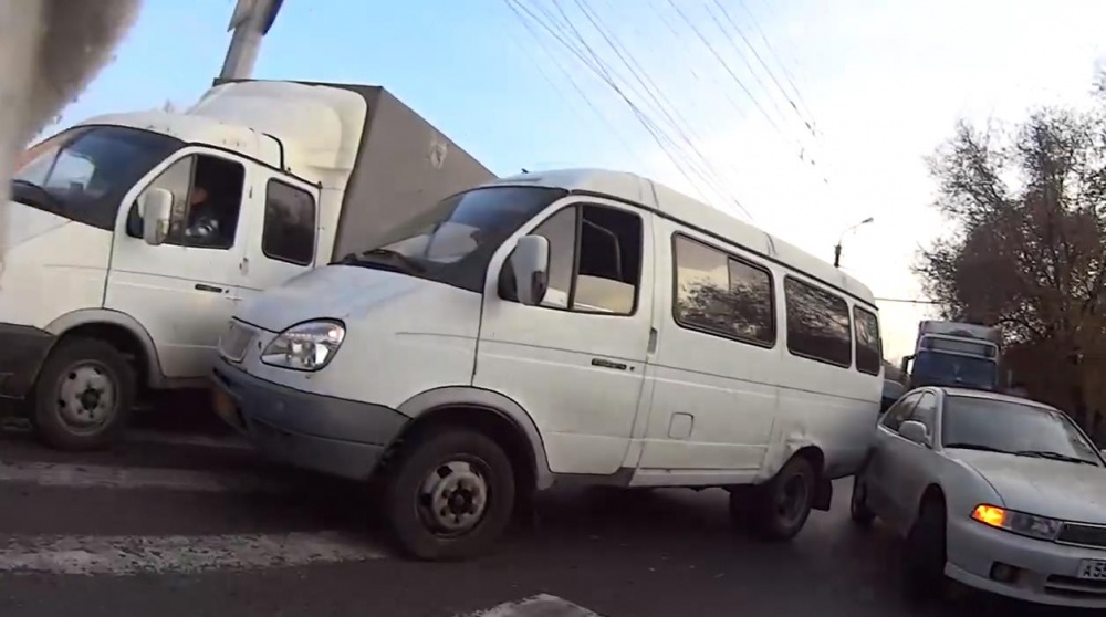 Комбо! На Савушкина столкнулись газель, газель и иномарка