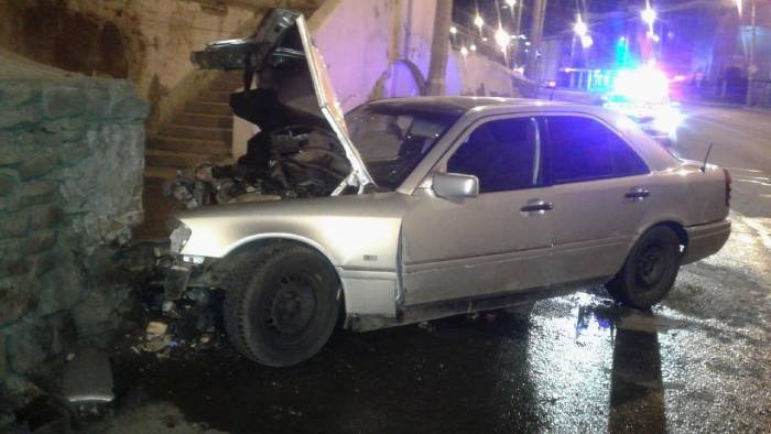 Астраханец на иномарке взрезался в ограждение Кремля