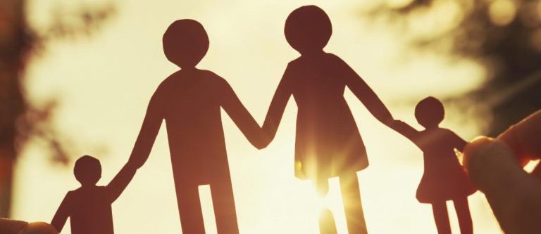 В Астрахани женатым людям предлагают вспомнить первый поцелуй