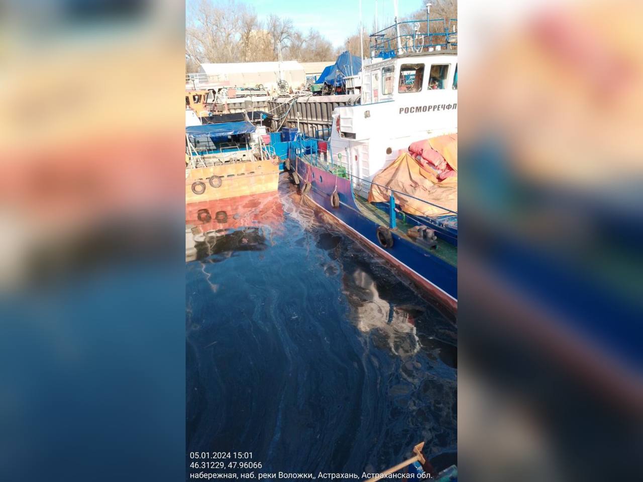 На поверхности астраханского водоёма обнаружен крупный нефтяной разлив