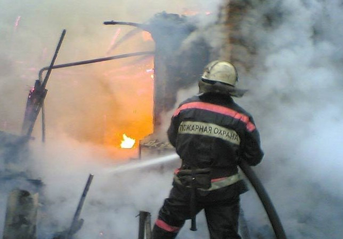 Пенсионер госпитализирован после ночного пожара под Астраханью