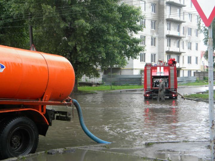 Астраханцы могут оставить заявку на откачку воды после дождя во дворе