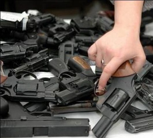 Астраханцам снова предлагают сдать в полицию оружие за деньги