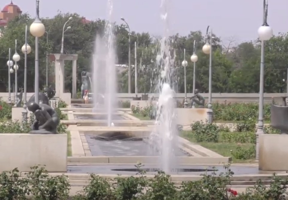 Свершилось: кадры запуска фонтана на площади Ленина в Астрахани
