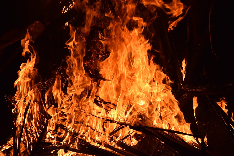 Баня сгорела в Астраханской области, спасли четыре человека