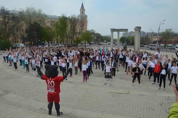 Самый сильный человек России Михаил Кокляев провел зарядку с астраханскими школьниками