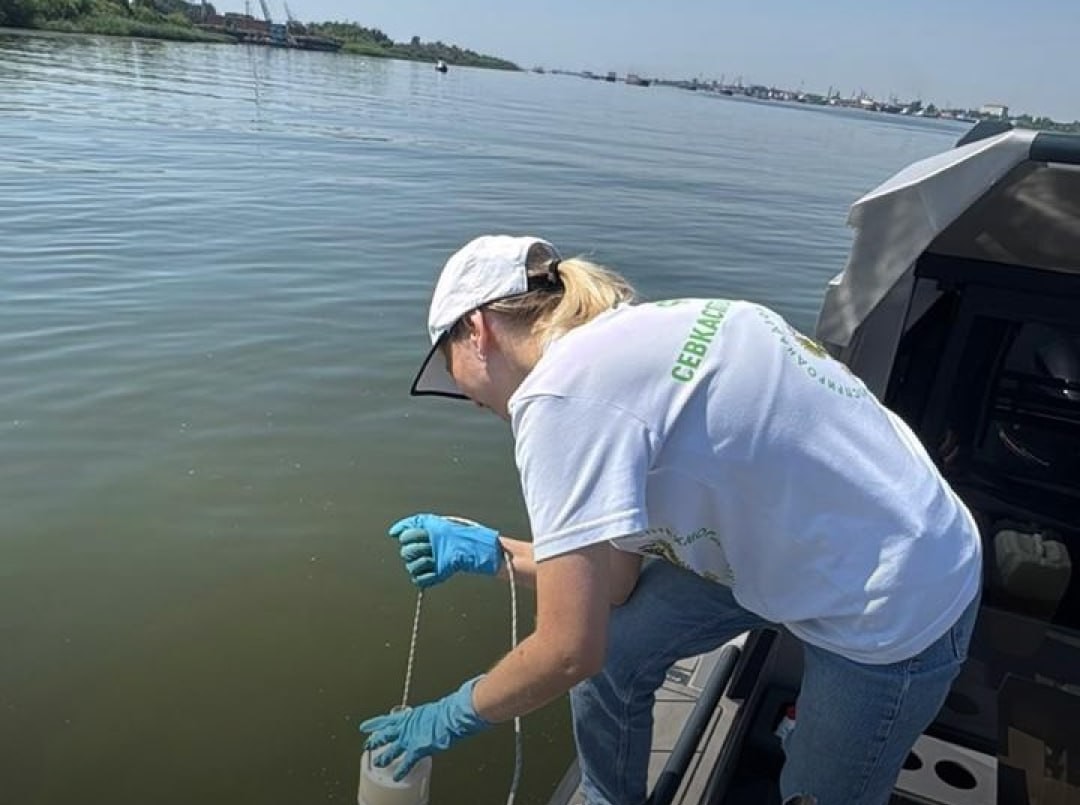 В районе элитного астраханского ЖК обнаружен крупный нефтяной разлив