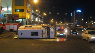 В районе вокзала перевернулась машина скорой помощи