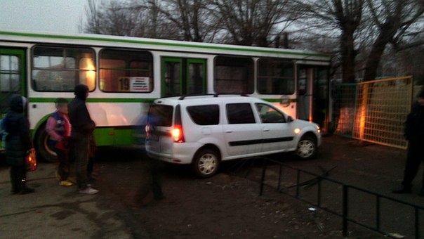 В Астрахани пассажирский автобус протаранил забор школы