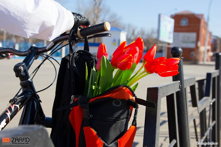 Велосипедисты-энтузиасты подарили астраханкам цветы 8 Марта. Фотоотчет