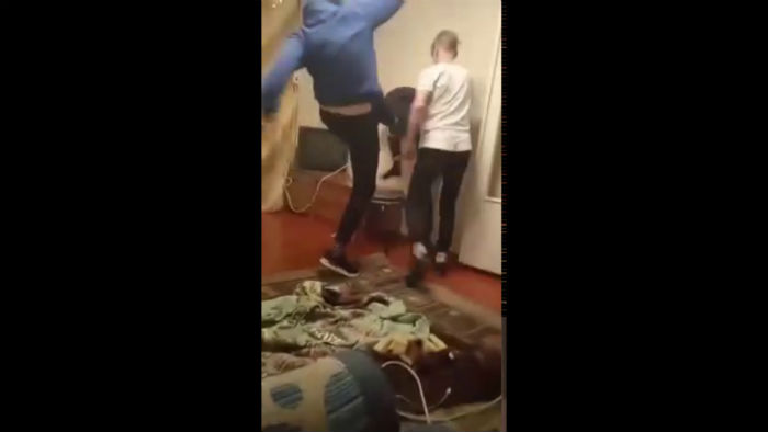 В соцсетях распространяется видео жестокого избиения парня якобы студентами астраханского вуза
