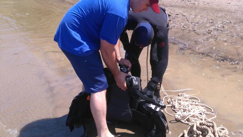 Под Астраханью из воды вытащили тело мужчины