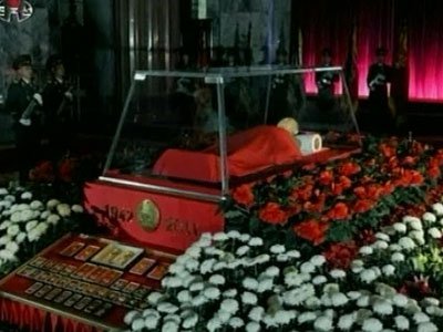 А В ХРУСТАЛЬНОМ ГРОБЕ ТОМ... Ким Чен Ир спит вечным сном