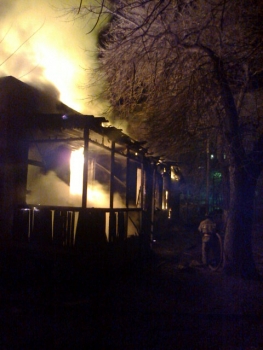  В Астрахани ночью сгорели автомобиль и заброшенный дом