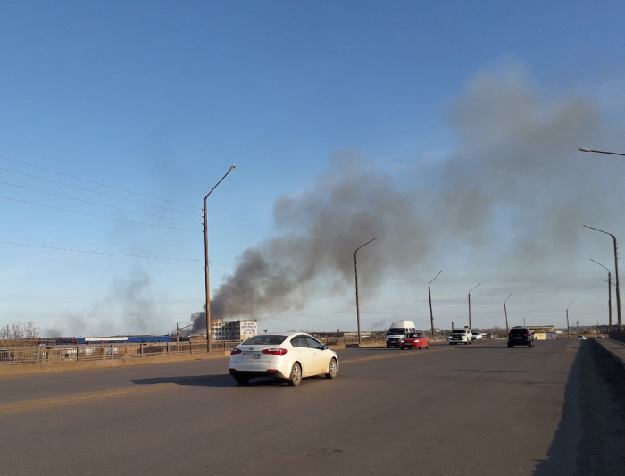 В центре Астрахани виден столб дыма от сильного пожара в селе Осыпной Бугор