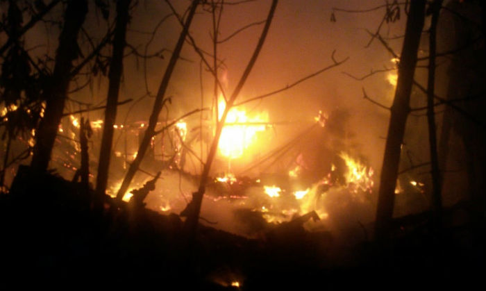 Утром в Астрахани пожарные по повышенному рангу вызова тушили горящие строения: видео 