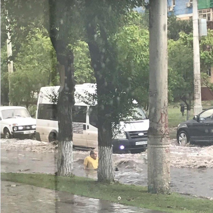 Фото дня: Посейдон в астраханской луже