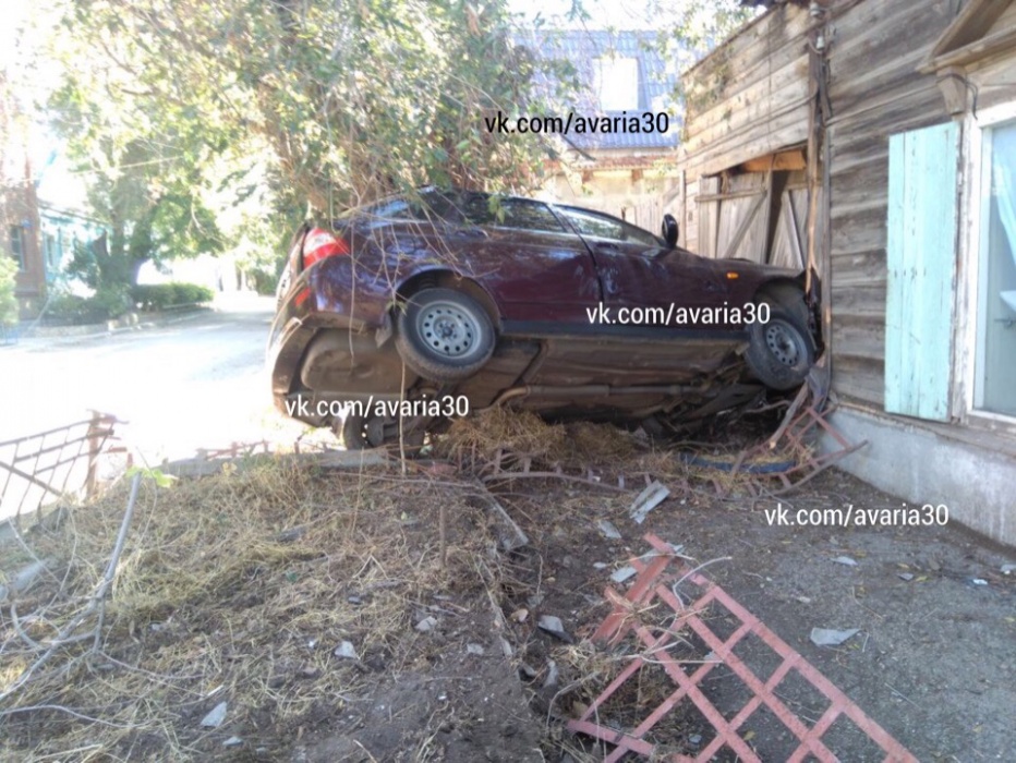 Астраханец протаранил автомобилем деревянный дом и сбежал