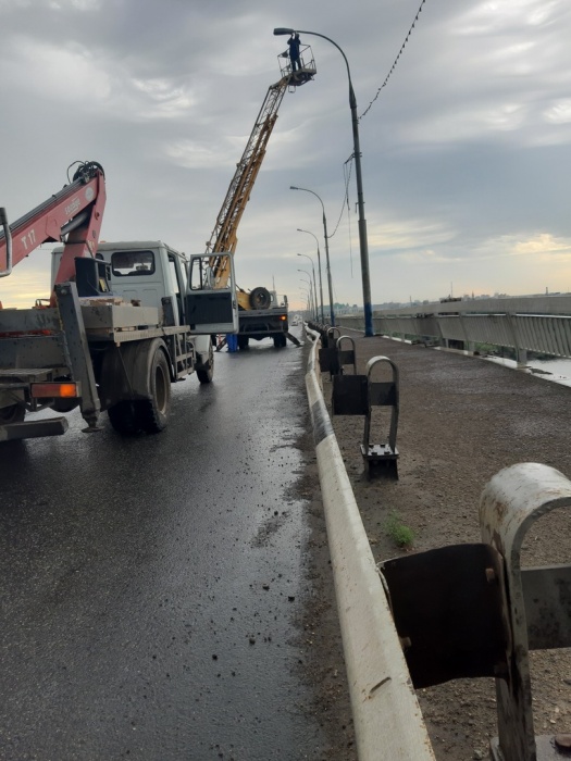 В Астрахани на Новом мосту в час пик меняют лампочки. Опять заторы