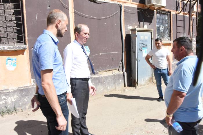 Игорь Седов проконтролировал ремонт дороги к школе