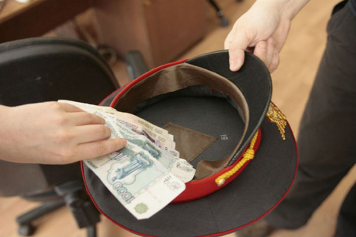 Астраханец попытался закрыть глаза полицейским кепкой с 20 тысячами рублей