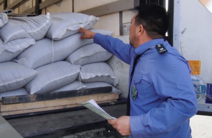 Из Астраханской области вернули в Казахстан 116 тонн сухофруктов с орехами и срезы цветов