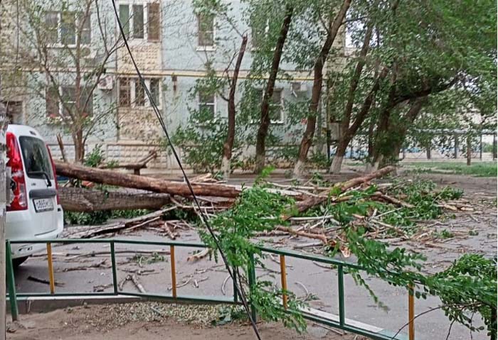 В Астрахани продолжают ликвидировать последствия урагана