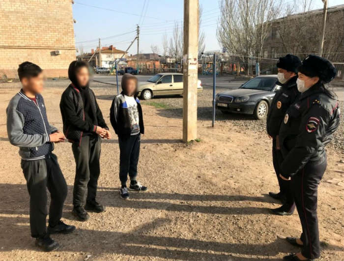 В Астрахани сотрудники полиции отправляют по домам гуляющих подростков