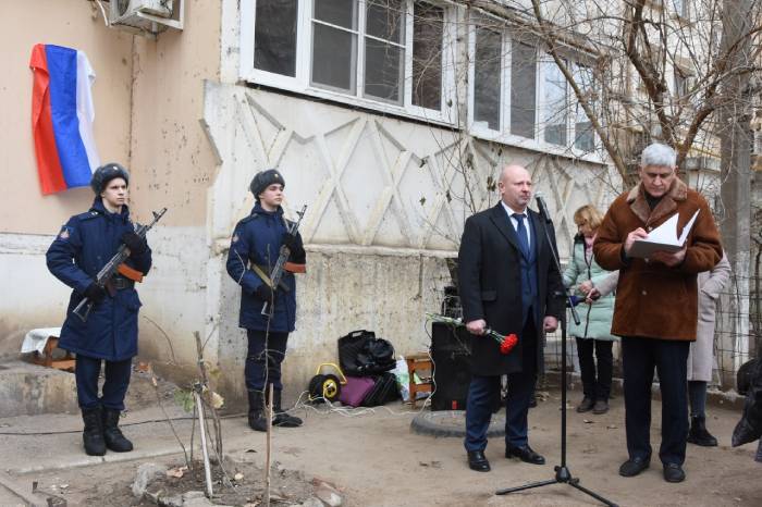 На фасаде дома в Астрахани, где жил Герой России Алексей Калмыков, появилась памятная доска