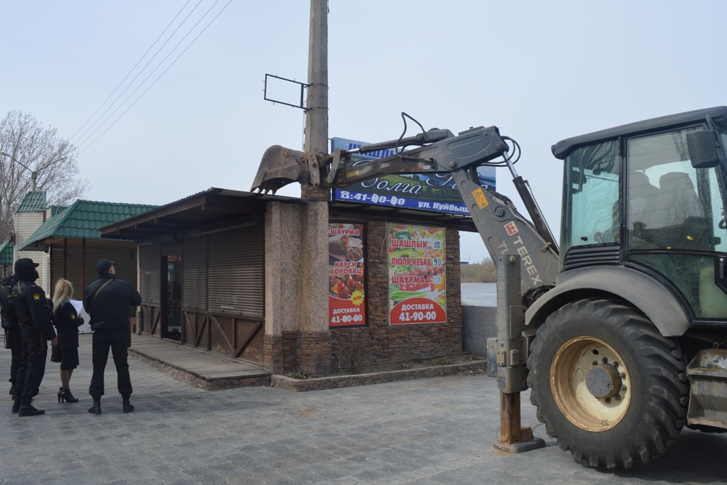 В Астрахани шашлычную сравняли с асфальтом