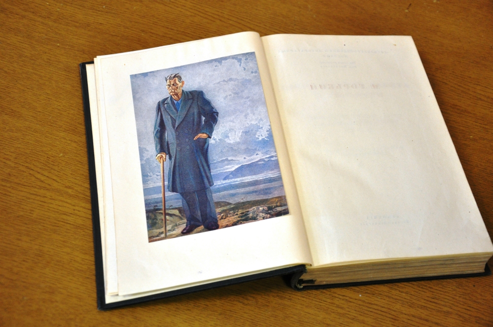 Астраханская научная библиотека получила в дар от губернатора Александра Жилкина редкую книгу 