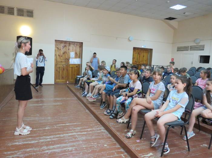 Юным астраханцам напомнили правила безопасности на железной дороге