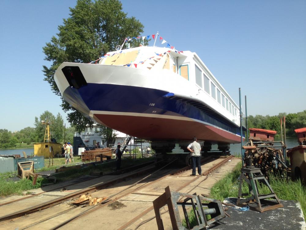 В Москве спустили на воду астраханский речной трамвайчик 