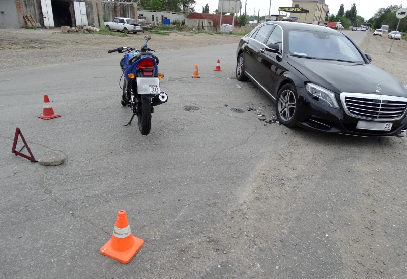 В Астрахани столкнулись "Мерседес" и мотоцикл: пострадал мотоциклист 