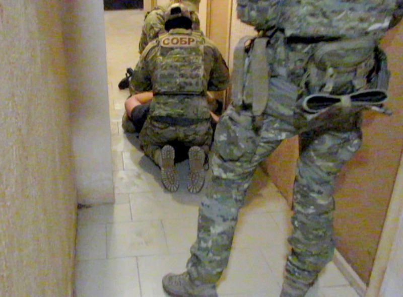 Представлялись родственниками погибших в ДТП и требовали компенсацию. Видео задержания астраханским спецназом страховых мошенников