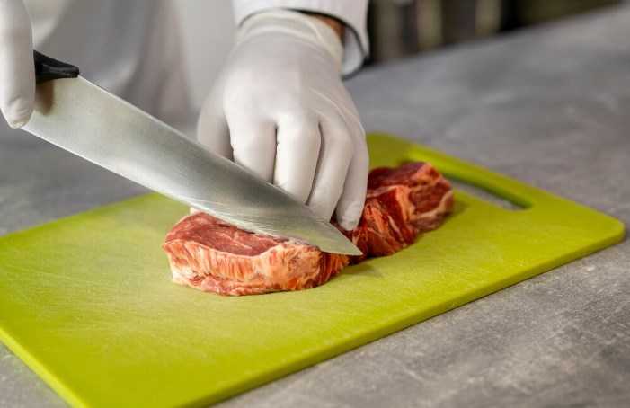 Котлеты – отдельно: Россия установила рекорд по потреблению мяса, но реальное производство сократилось