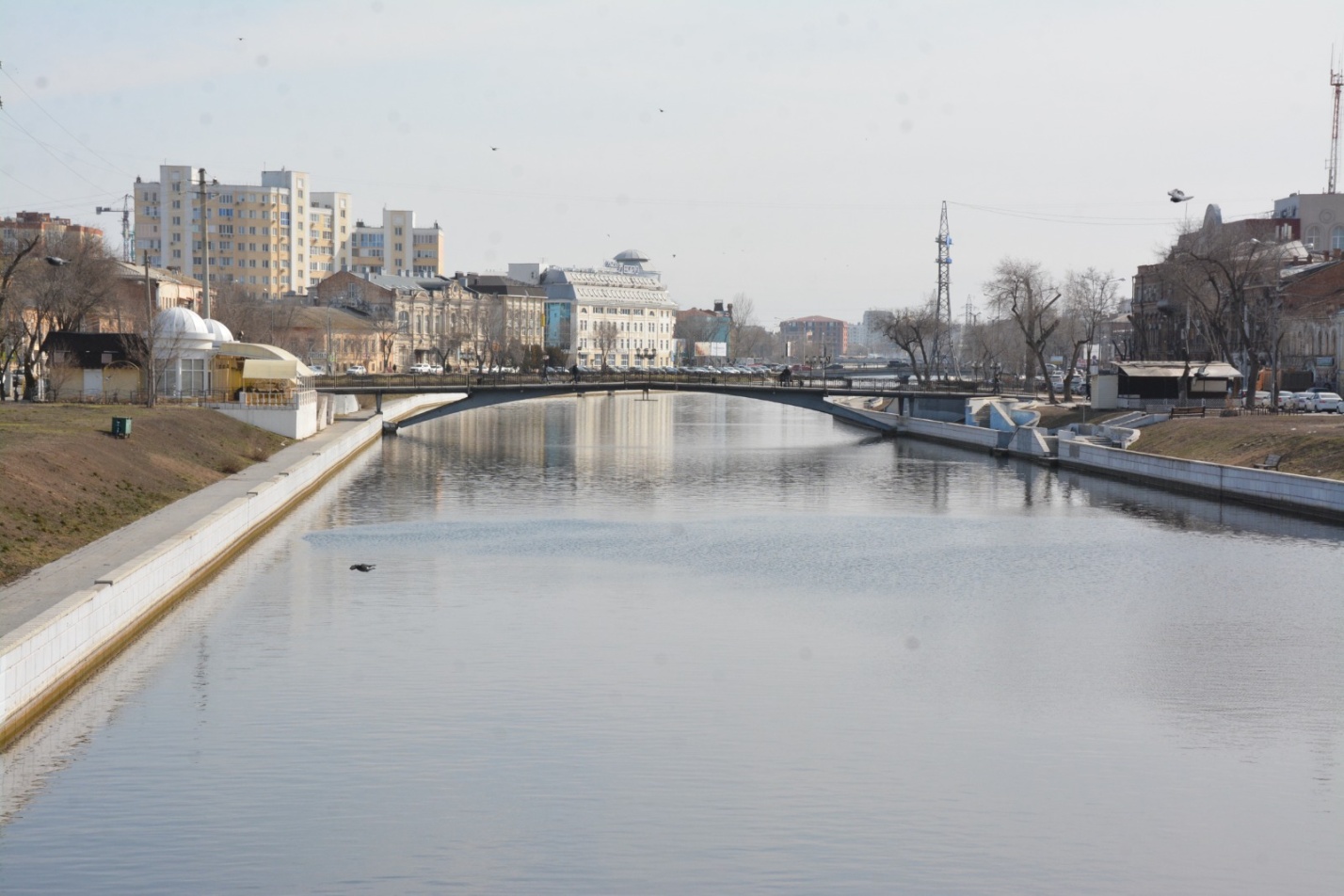В астраханских городских каналах понижают уровень воды