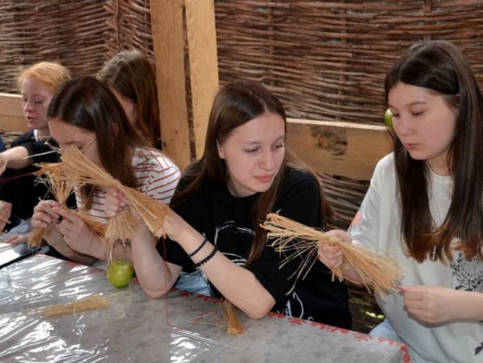 ﻿В Приволжском районе школьники сделали обереговые куклы из бытовых отходов