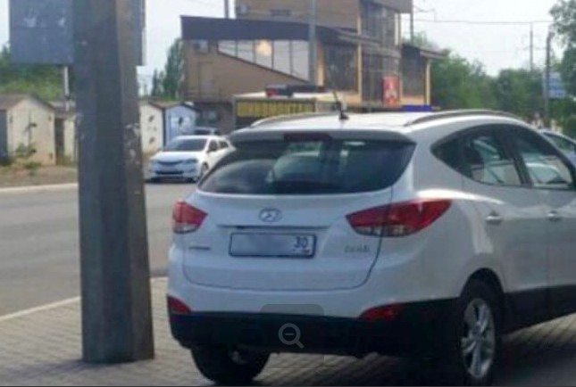 Астраханку, припарковавшуюся на тротуаре, наказали рублем