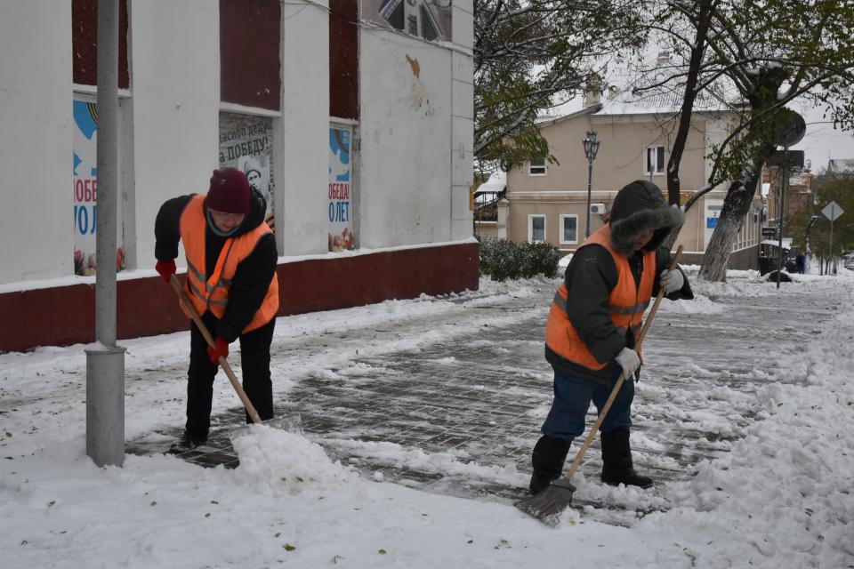 В Астрахани холодает, на дорогах гололед. Спецтехника вышла на улицы