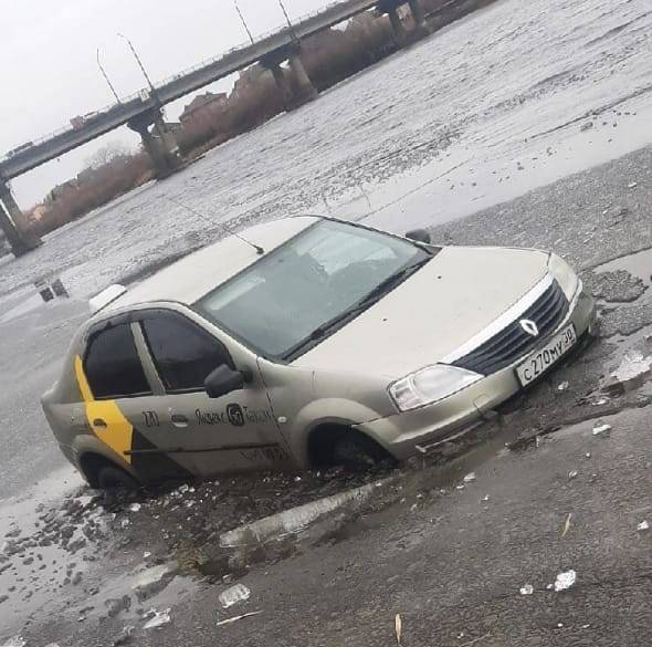 Такси для водяного: в Астрахани "Логан" припарковался в реке