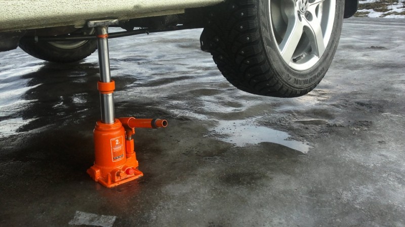 Автомобиль во время ремонта рухнул и раздавил астраханца насмерть