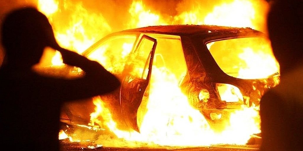 В Астрахани ранним утром вспыхнул автомобиль