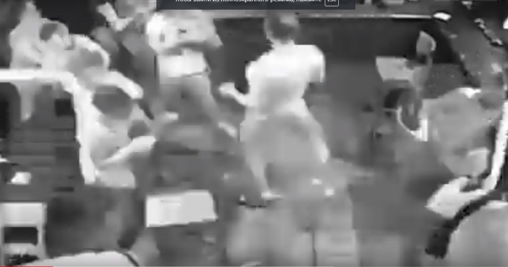 В Астрахани полиция проверяет сообщение о массовых разборках в кафе. Видео